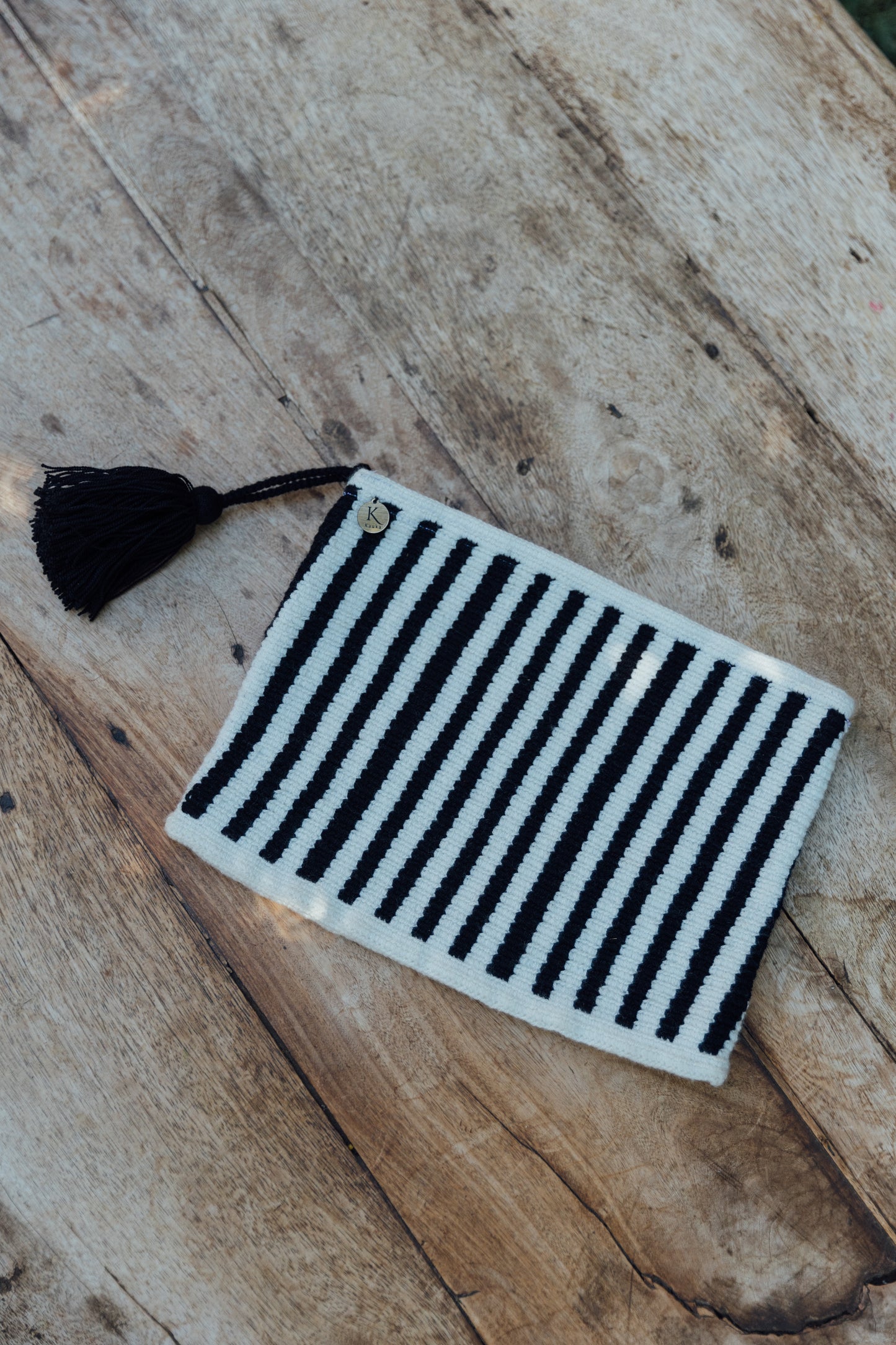 Cartera blanca y negra